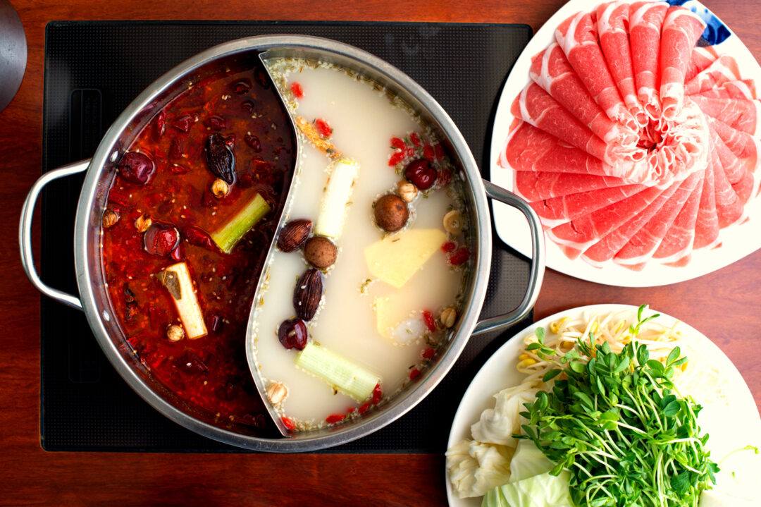 中国火鍋の食べ方｜2色のスープで肉から〆までを堪能！