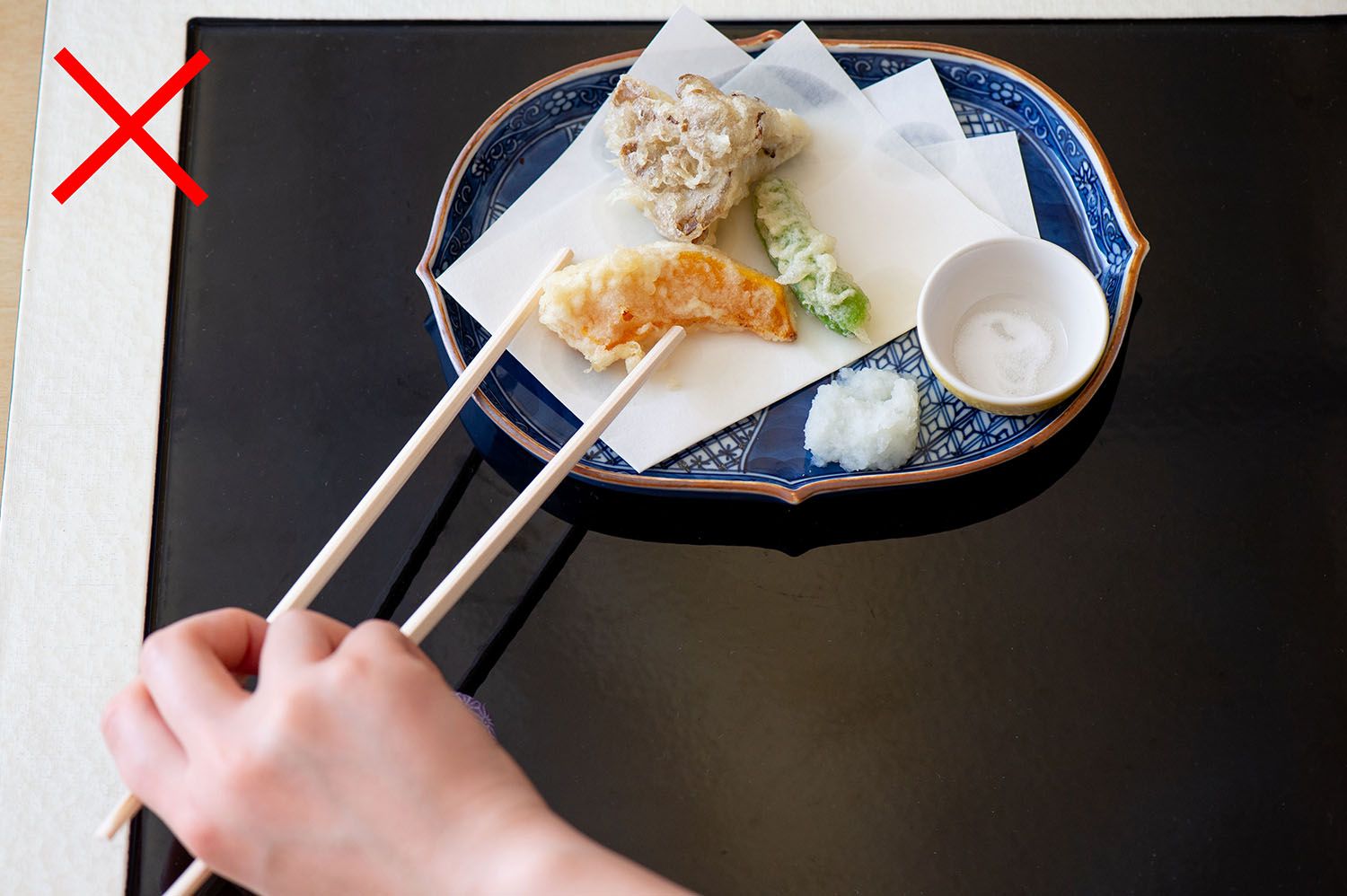 箸の持ち方＆取り上げ方｜会席料理の前に知っておきたい箸のマナーと作法｜goodie foodie