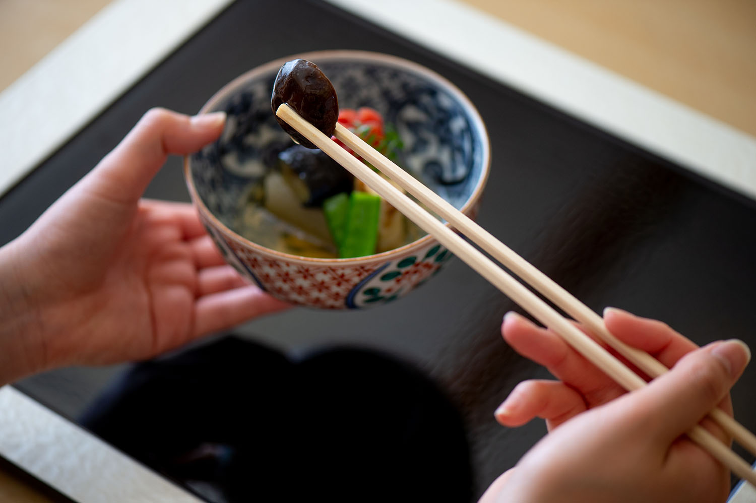 箸の持ち方＆取り上げ方｜会席料理の前に知っておきたい箸のマナーと作法｜goodie Foodie