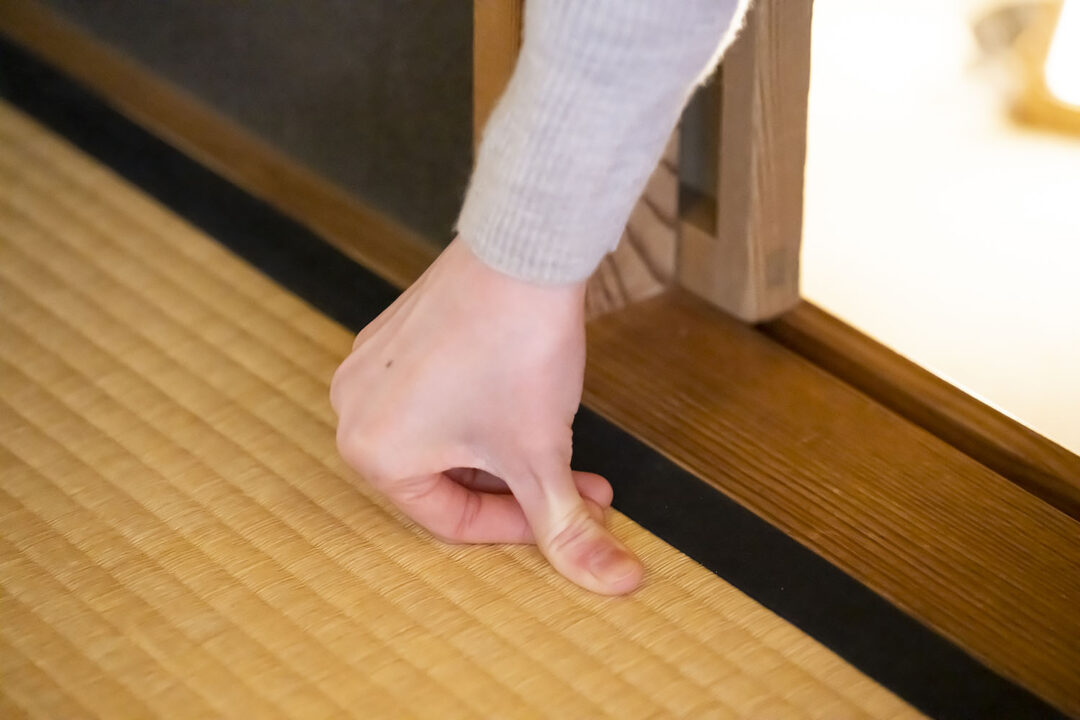 Cleanse hands at the tsukubai (low basin) before entering the chashitsu (teahouse)