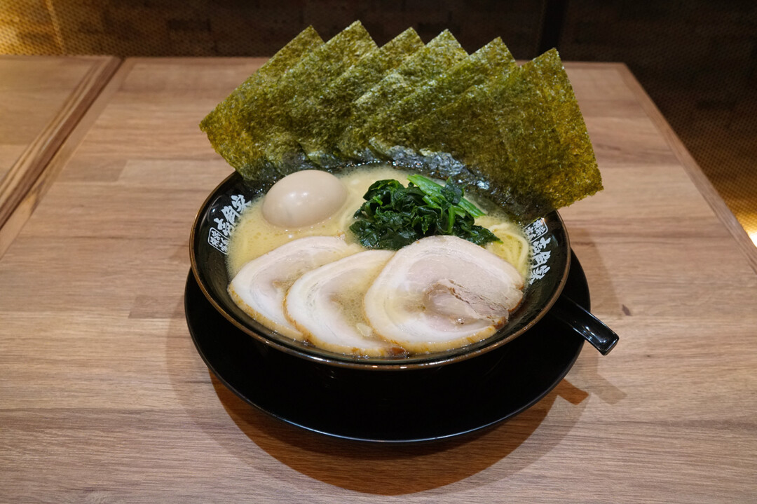 今回注文したのは、壱角家の一番人気「MAXラーメン」