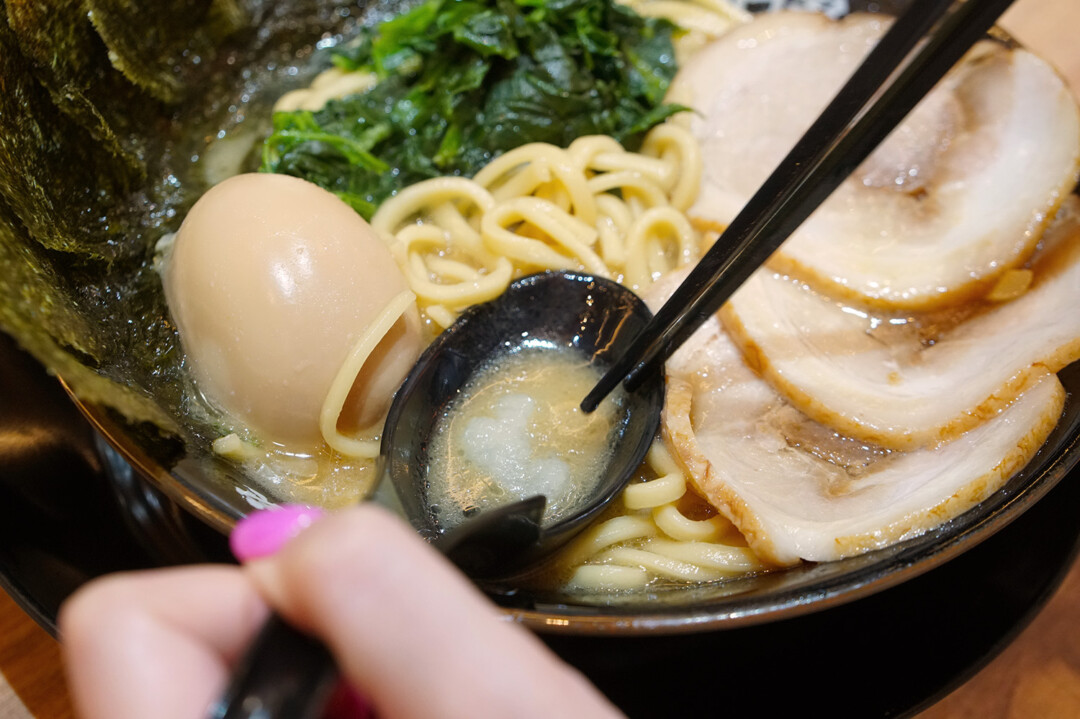 調味料はさじでレンゲに取り、スープに溶かす