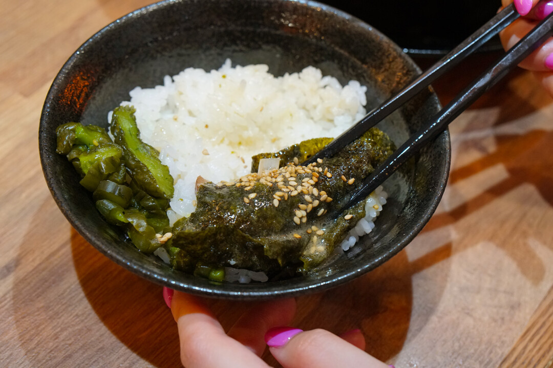 んにくと豆板醤をそれぞれ大豆くらいの量でライスに乗せます