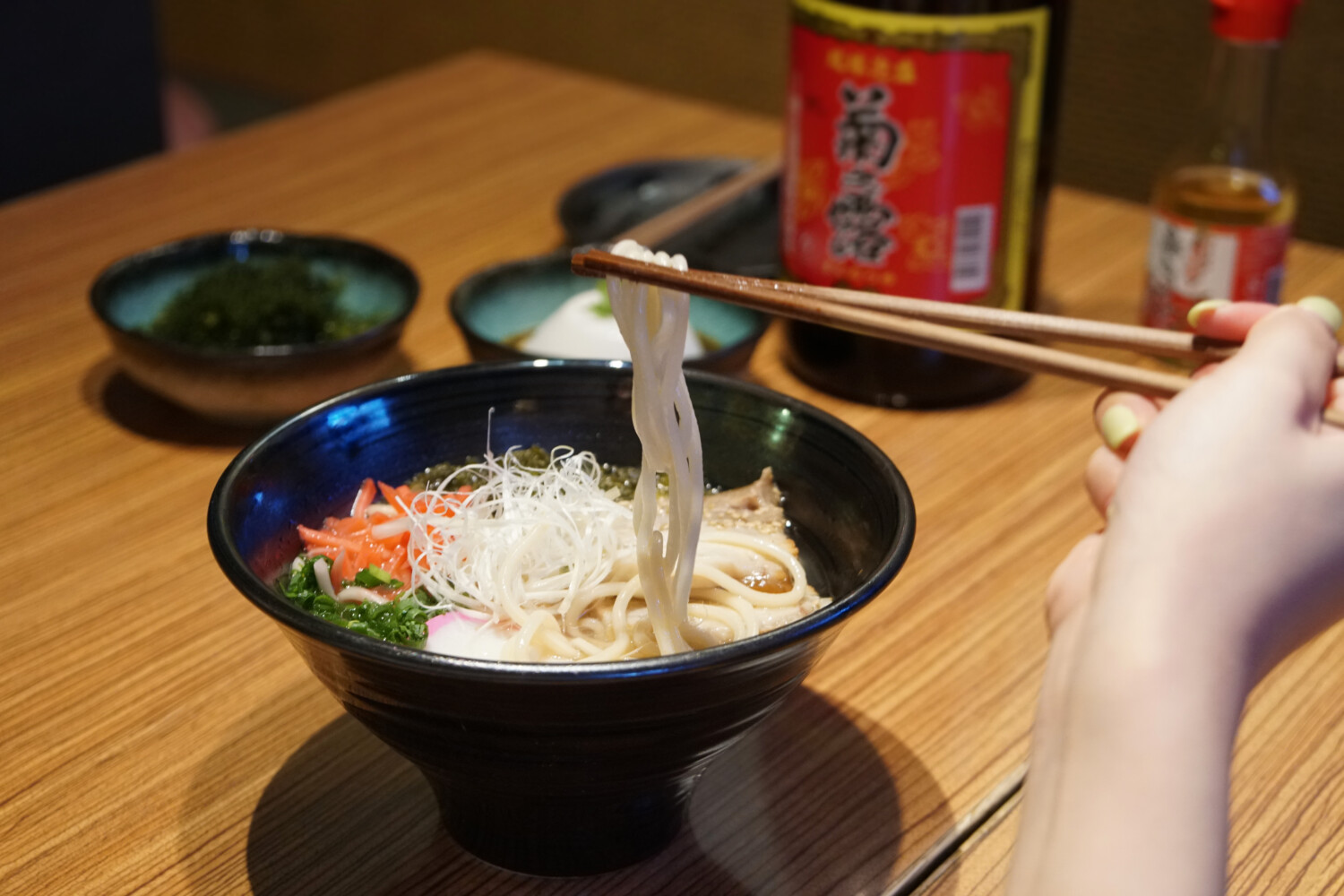 卓上の島唐辛子を泡盛に漬けた調味料「コーレーグース」で味変