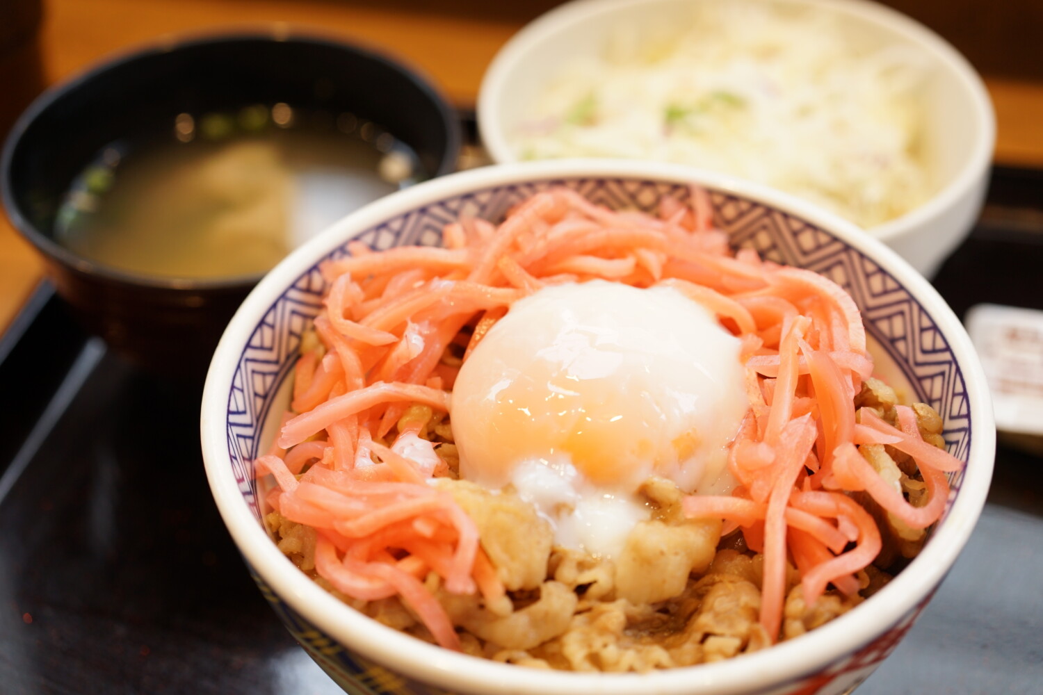 殻を割り、土手の中心に半熟玉子を落とします。
