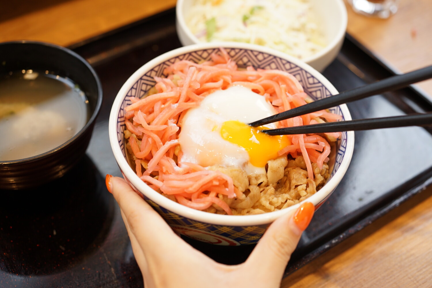 最後に箸で黄身を割り、紅ショウガと牛肉、ご飯に絡めて食べましょう