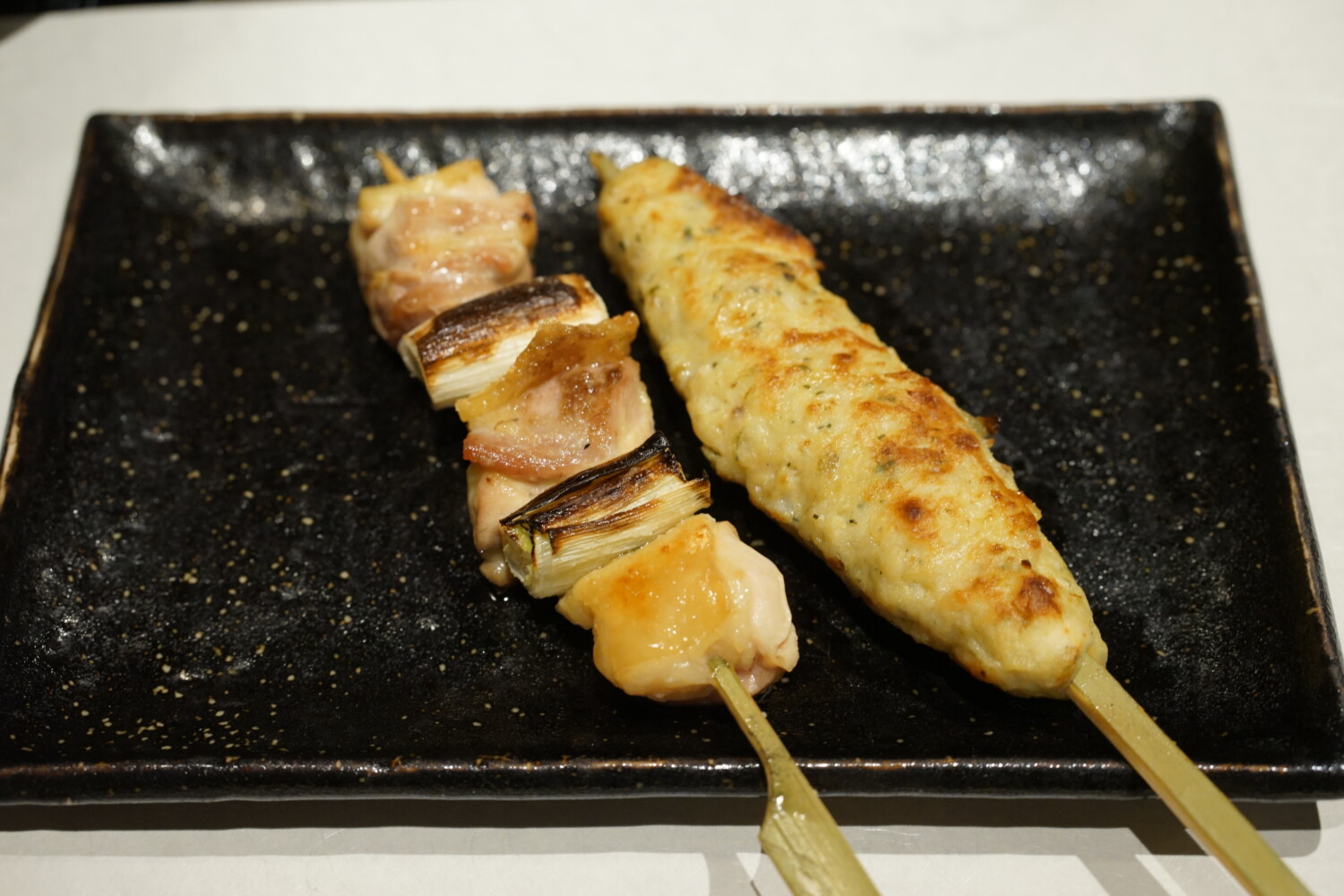 焼き物　京紅地鶏と地鶏の串焼き