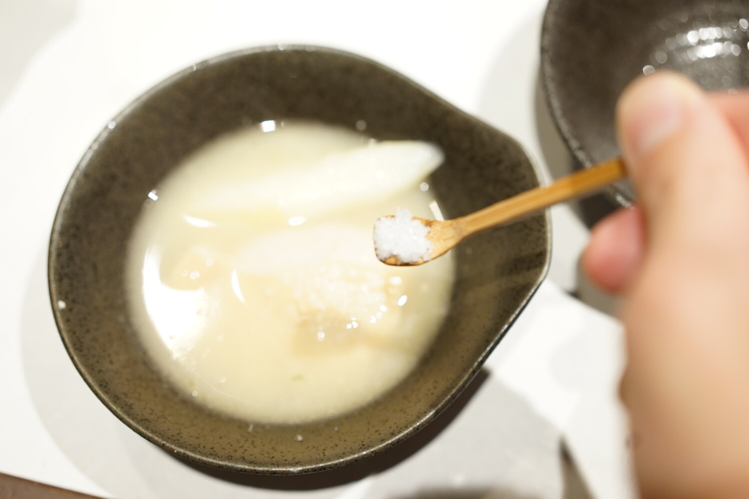 まずは、そのまま、もしくは岩塩のみで。続いてポン酢につけて味わうのがおすすめ。