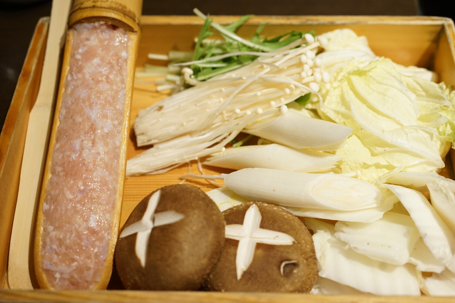 鶏肉を堪能した後、つくねや野菜を鍋に投入します。