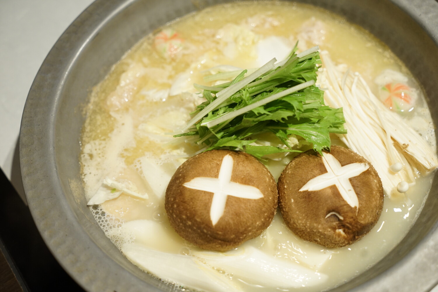 鶏肉を堪能した後、つくねや野菜を鍋に投入します。