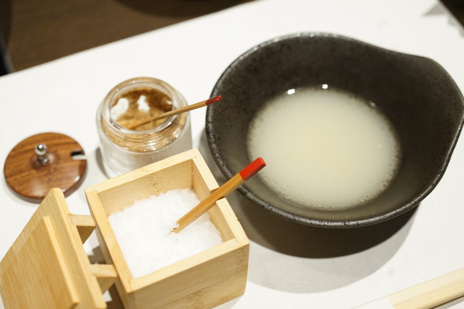 柚子胡椒、黒七味、山椒などの薬味を加えて、自分好みの味にアレンジ