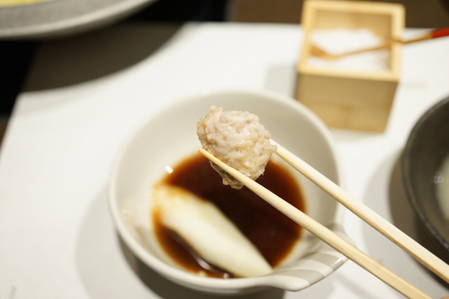 柚子胡椒、黒七味、山椒などの薬味を加えて、自分好みの味にアレンジ