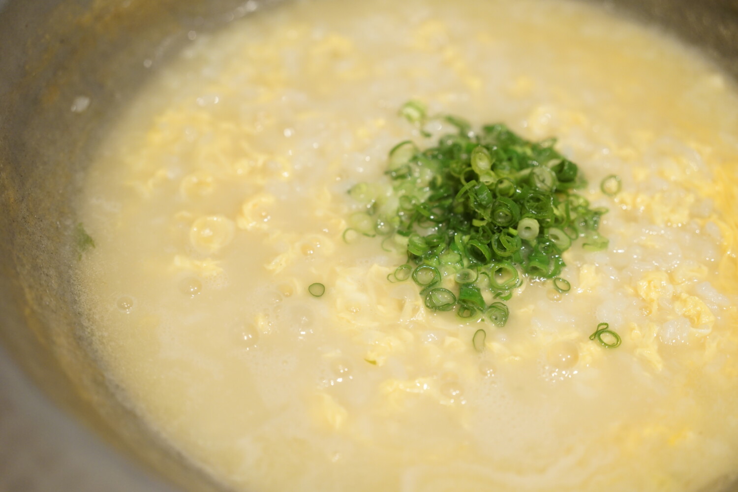 ご飯を入れ卵でとじれば、ふんわりとした香りが立ちのぼります