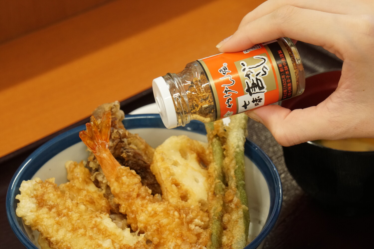 七味唐がらしは、寛永2年（1625年）から浅草で続く老舗「やげん堀」のもの