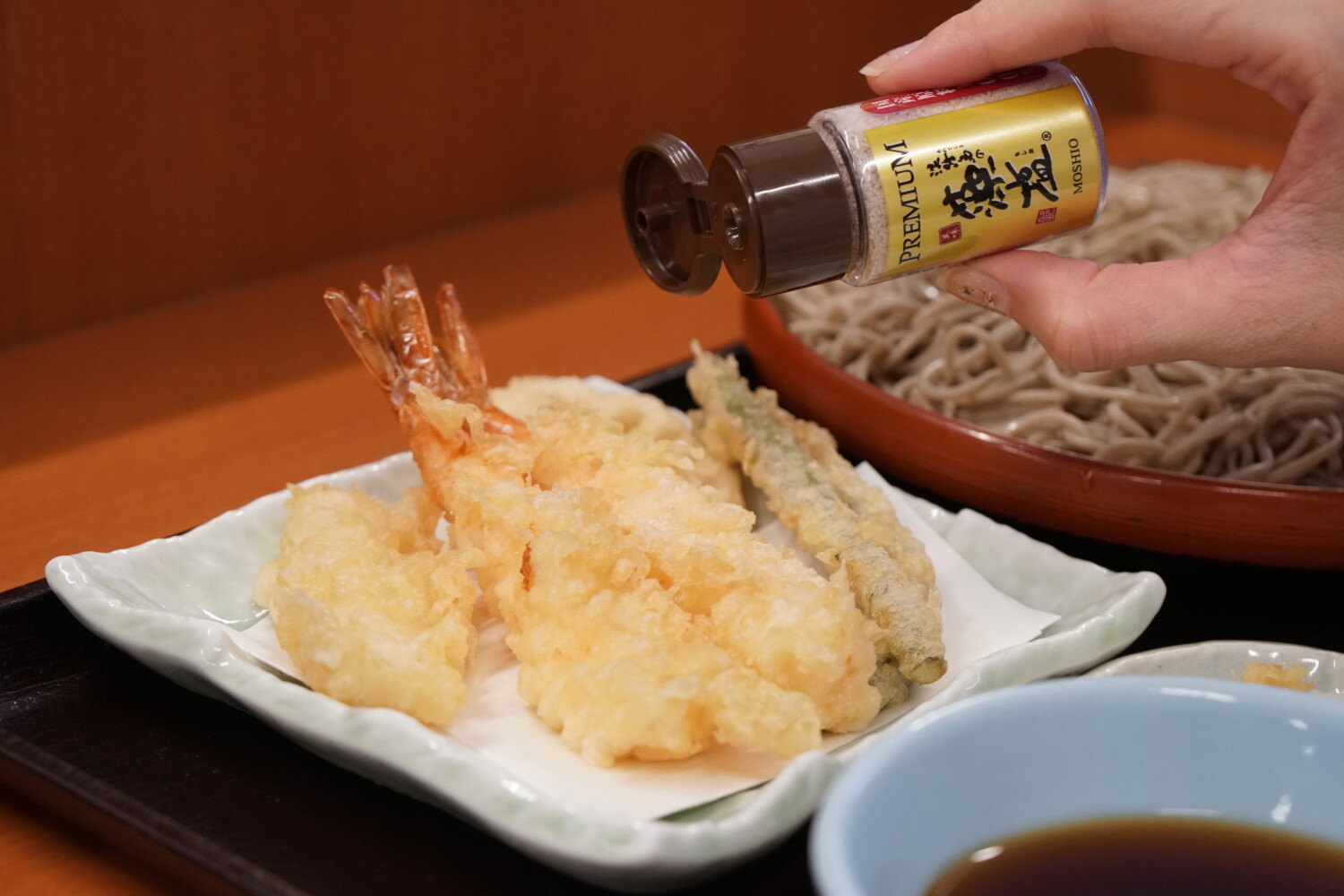 天つゆと大根おろし・おろし生姜のほか、天ぷらは「藻塩」で楽しむこともできます