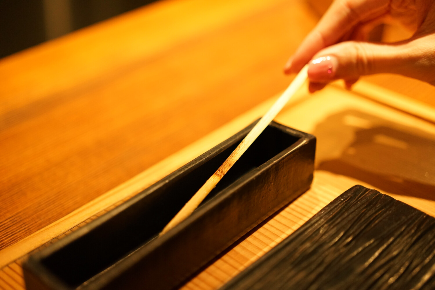食べ終えた串は、お皿の上に残さず、テーブルにセットされた専用の串入れへ