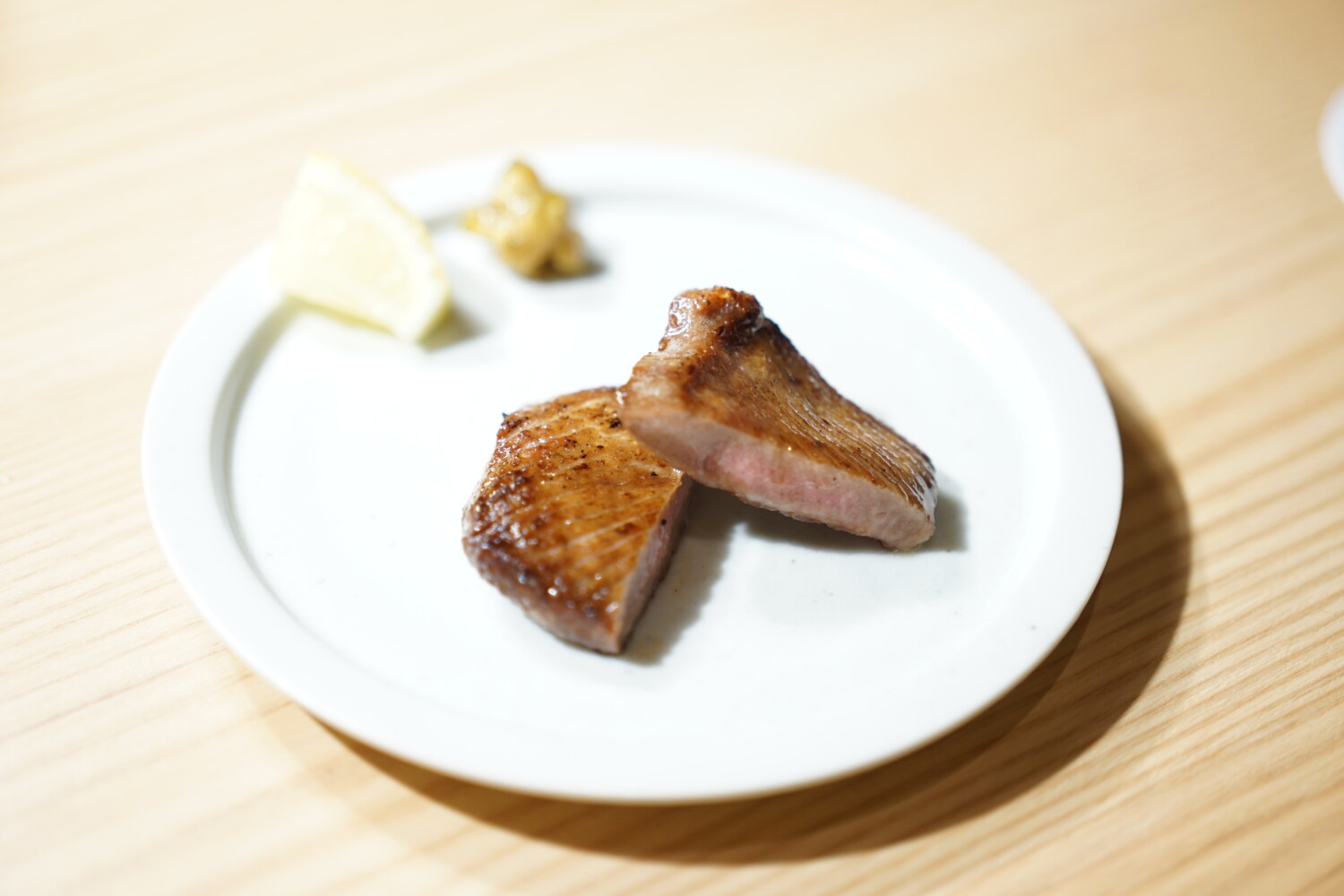 「肉亭ふたごiki本郷三丁目店」の焼肉は炭火焼き