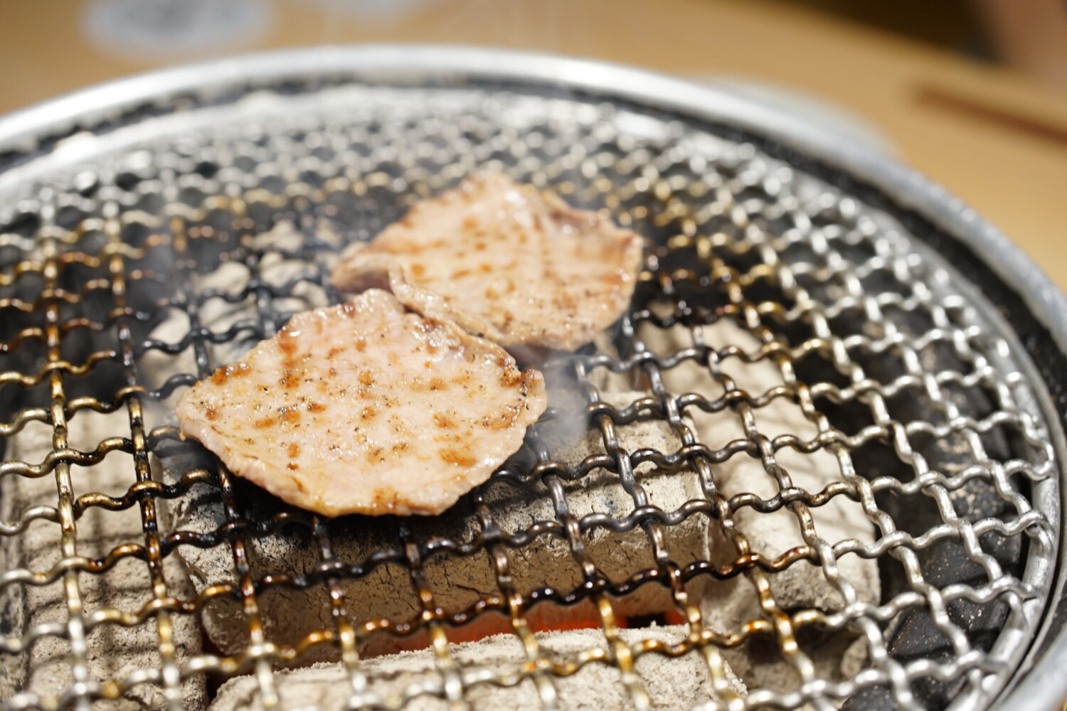 「肉亭ふたごiki本郷三丁目店」の焼肉は炭火焼き