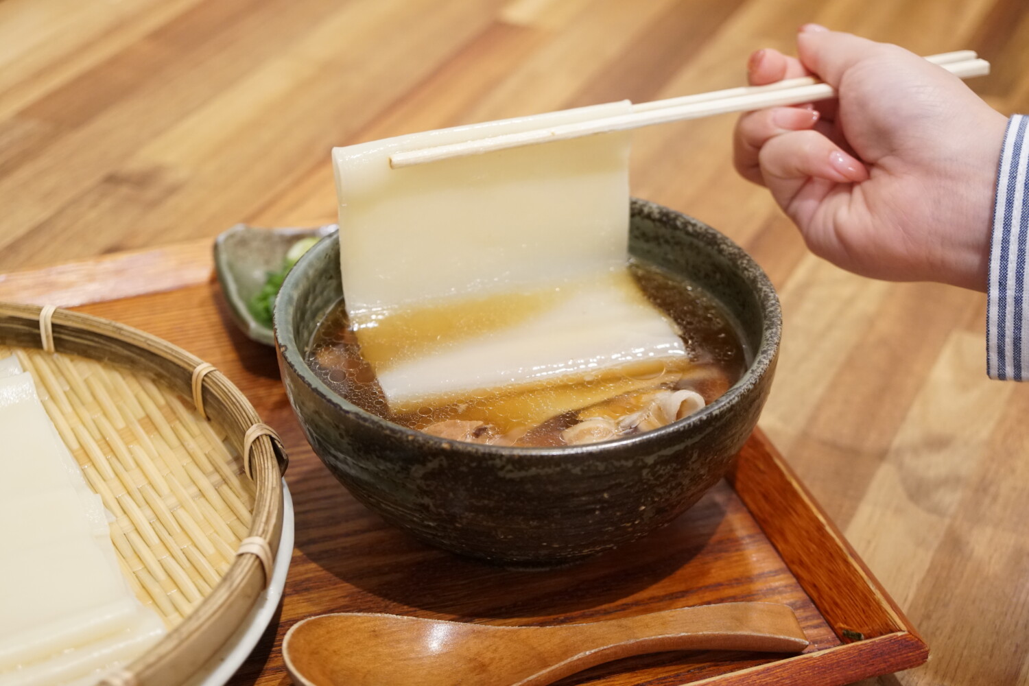 食べ方その１：うどんをサッと肉汁にくぐらせる