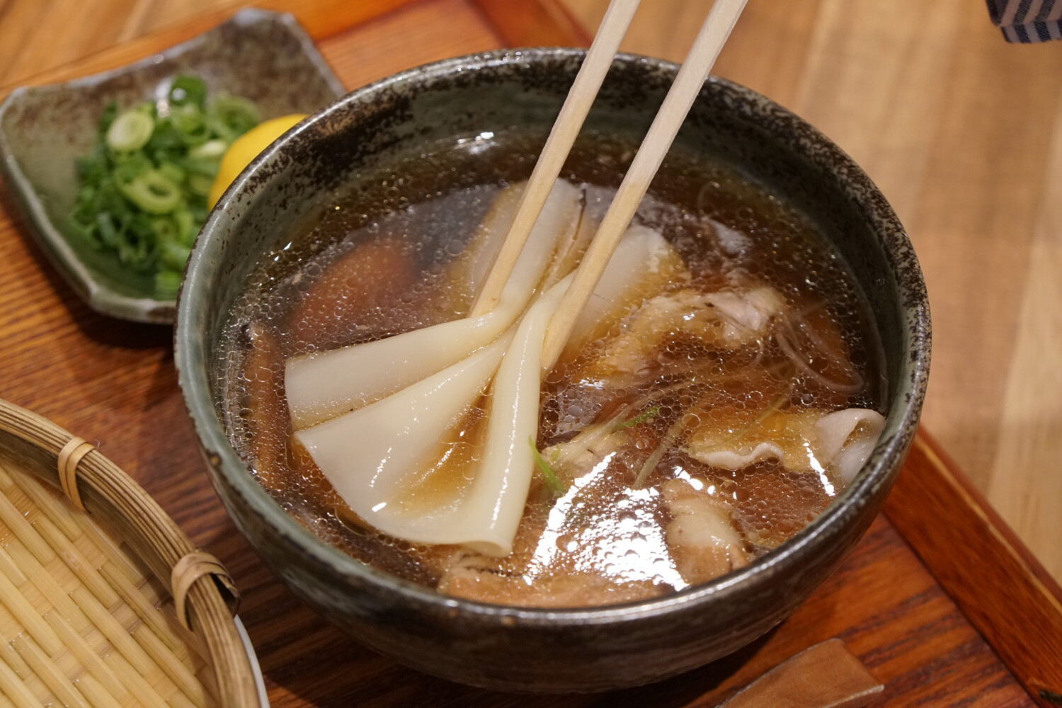食べ方その2：うどんを浸して、折りたたむ