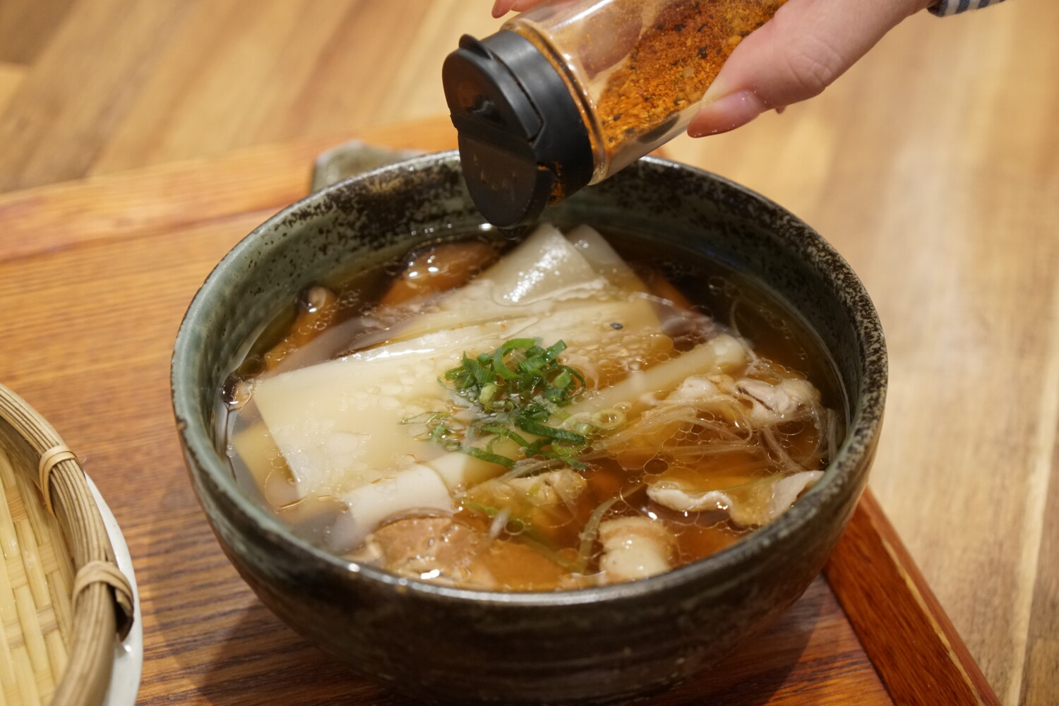 食べ方その3：ネギと薬味を加える