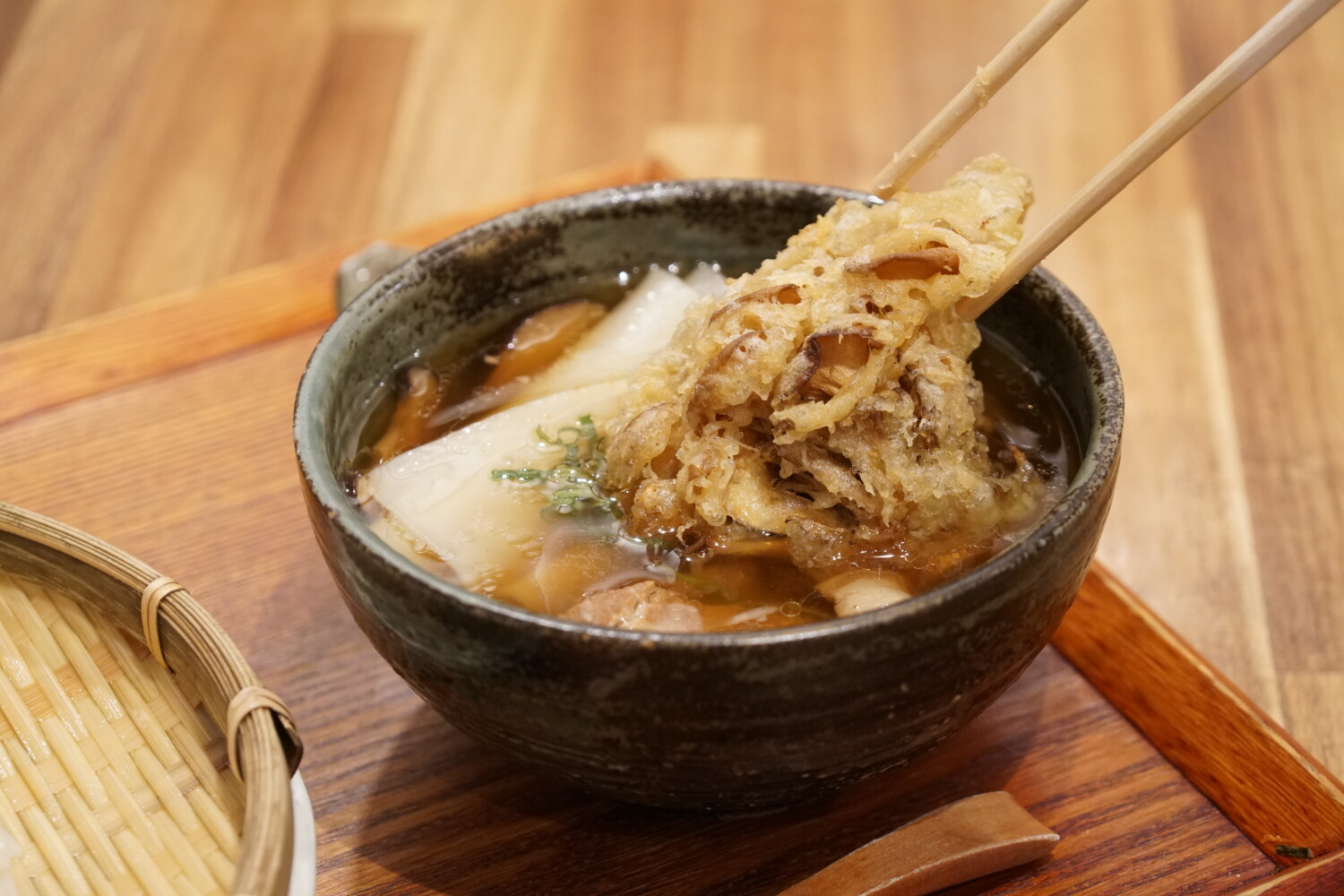 
肉汁につけて少しふやかしながら味わったり、シンプルに塩をつけて食べたり……。