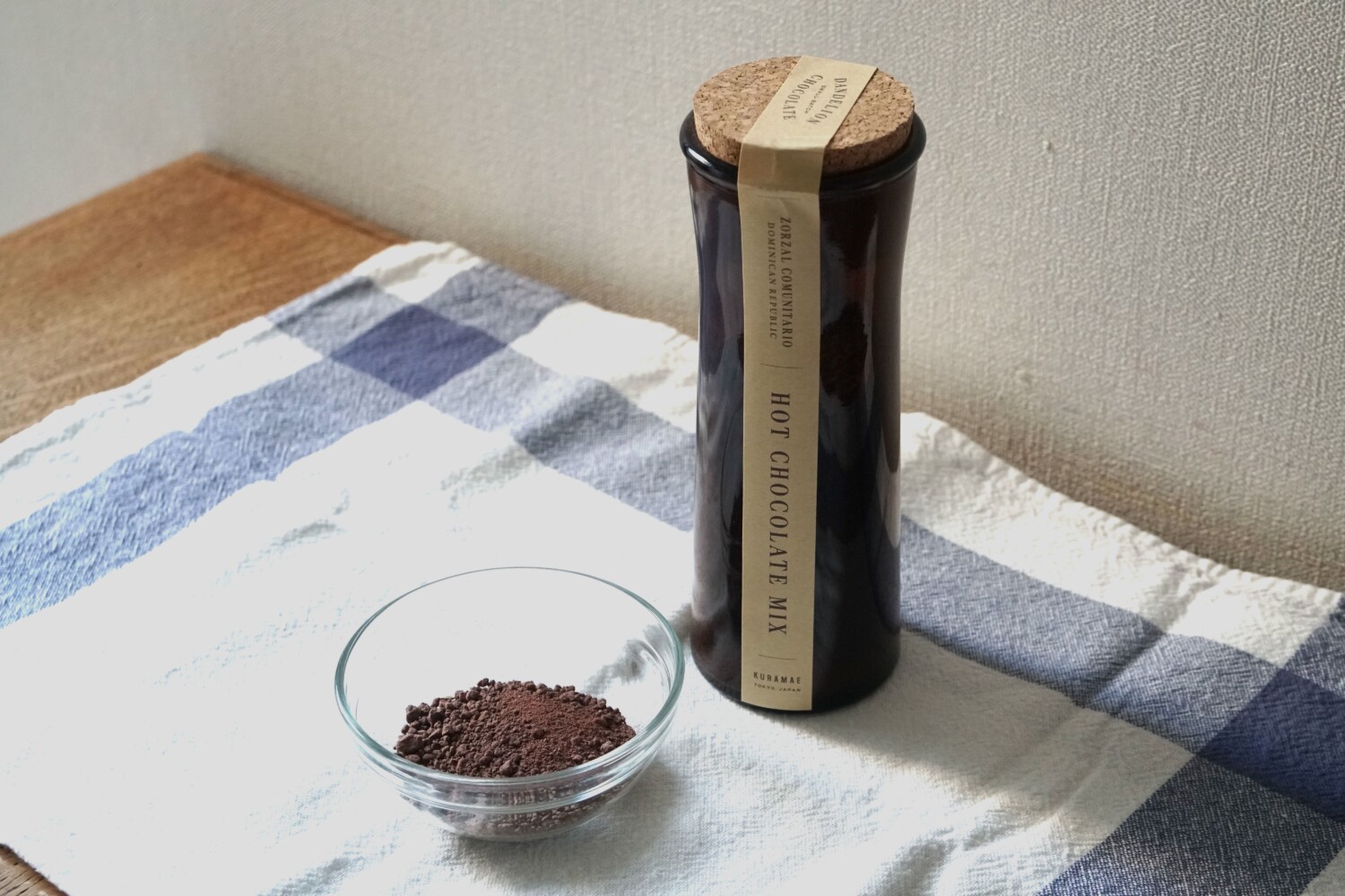 ホットチョコレートは、粉末状のチョコレートをお湯や牛乳で溶かしたドリンク