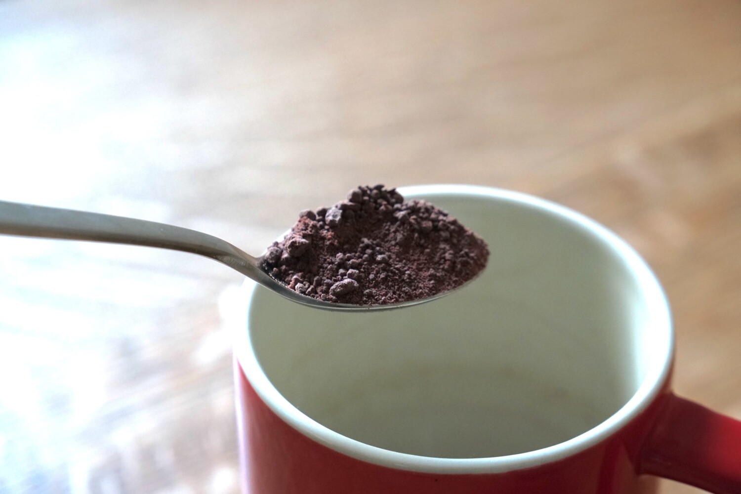 30グラム（1杯分）をカップに入れます。