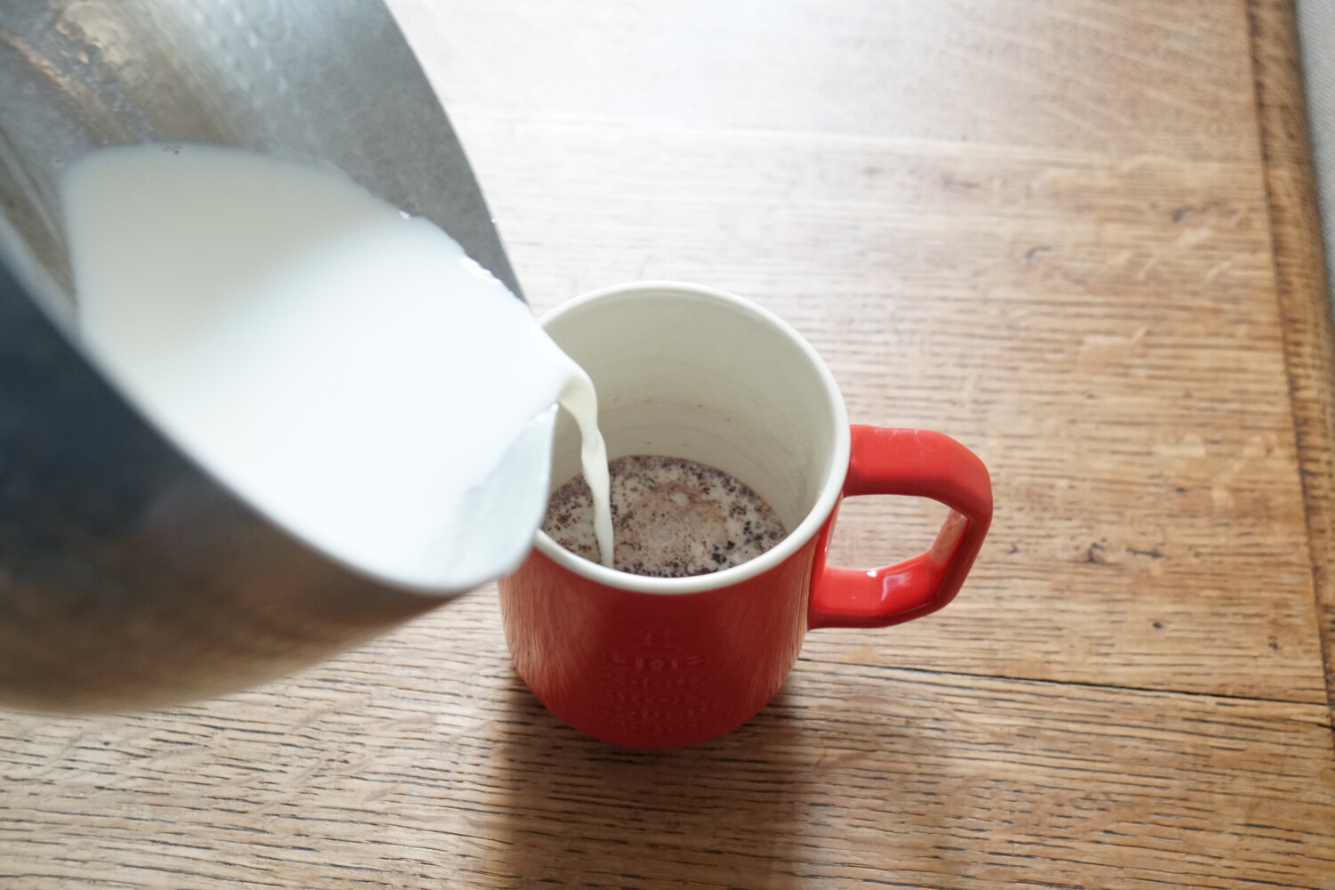 ホットチョコレートミックスに温めた牛乳を注いだらでき上がり