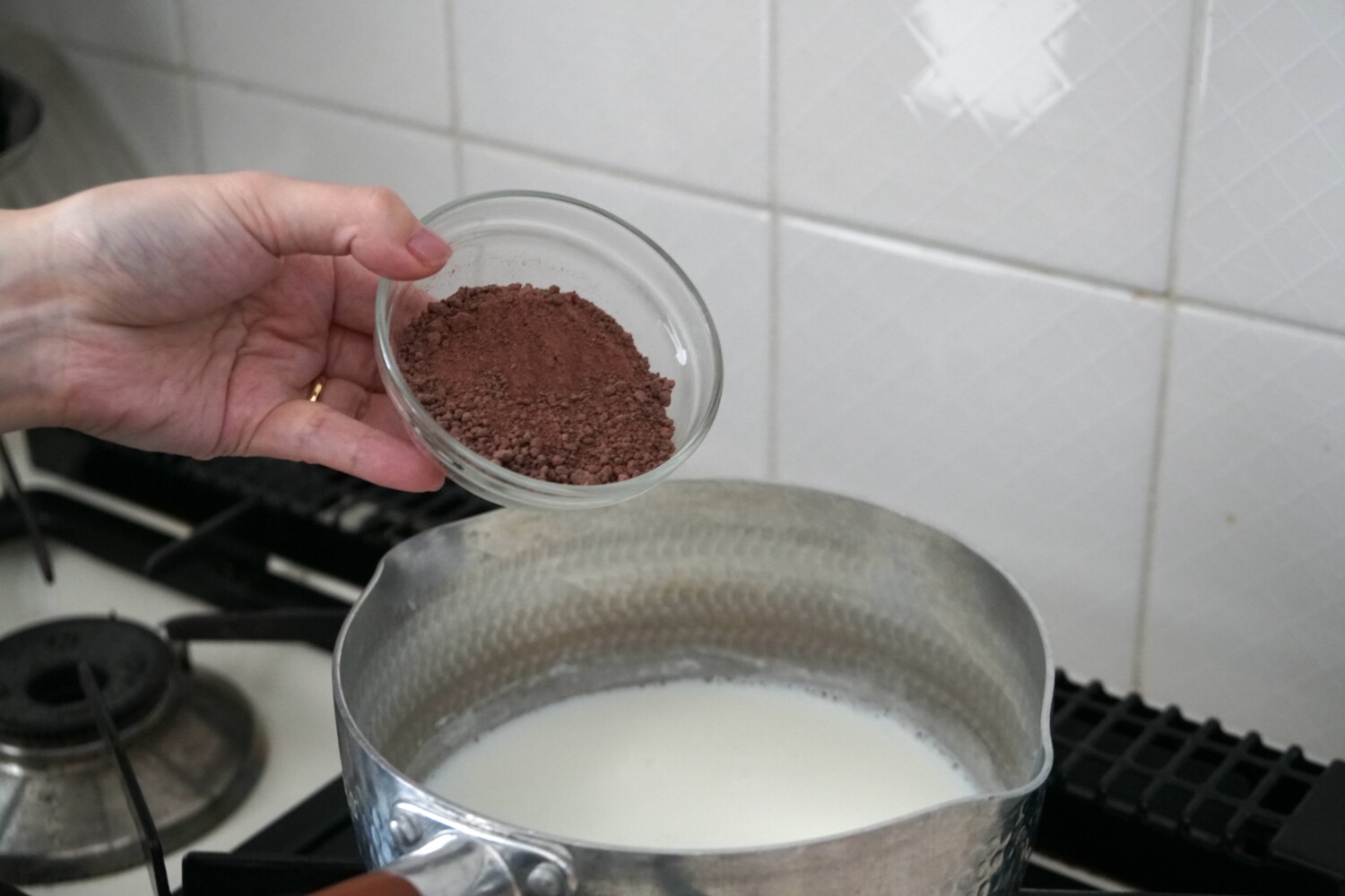 ホットチョコレートミックスを加えて溶けるまで混ぜ合わせましょう。