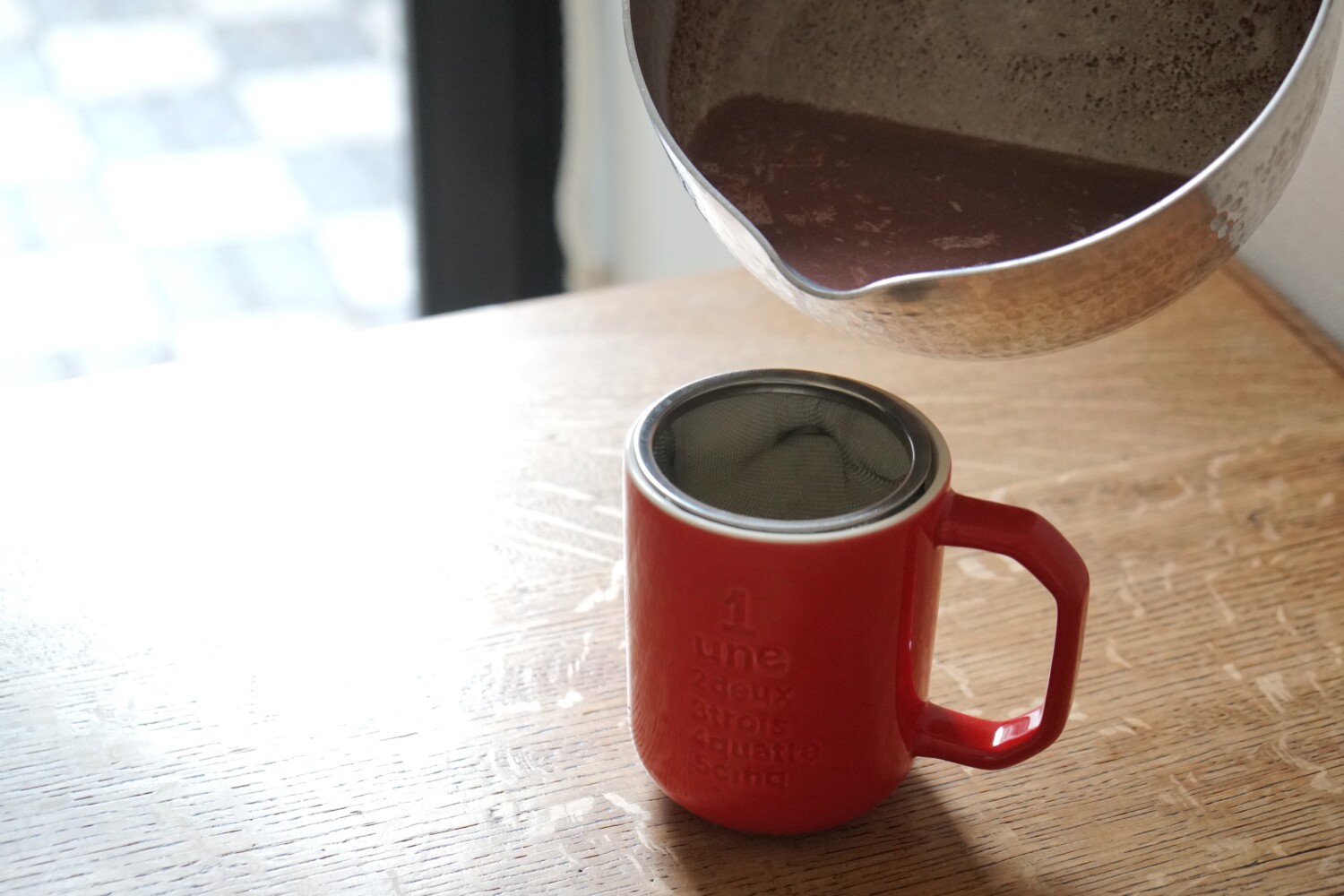 茶こしでこしながらカップへ注ぎます。