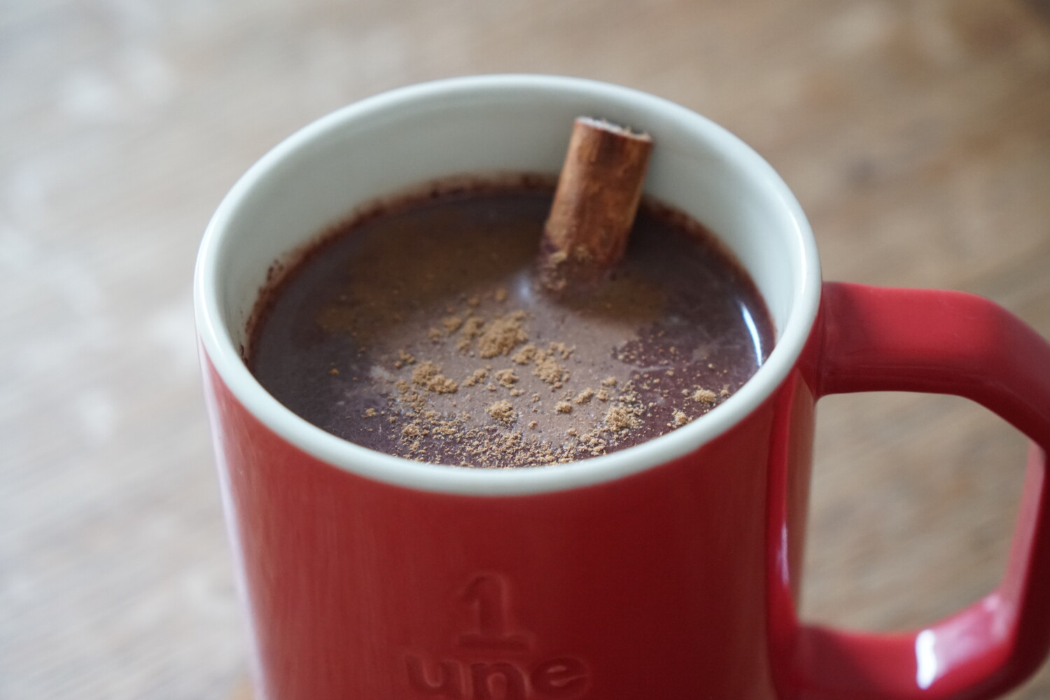 取っておいたシナモンスティックをカップに挿し、表面にシナモンを適量振りかけます。