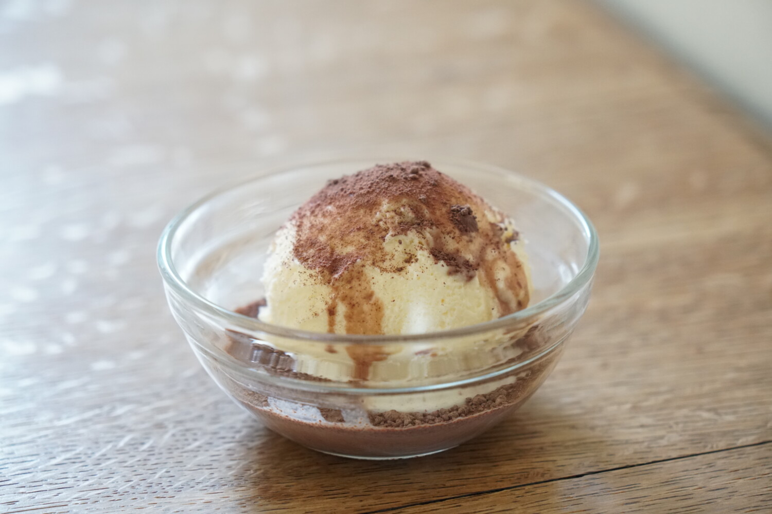 バニラアイスクリームに、ホットチョコレートとホットチョコレートミックスをトッピング