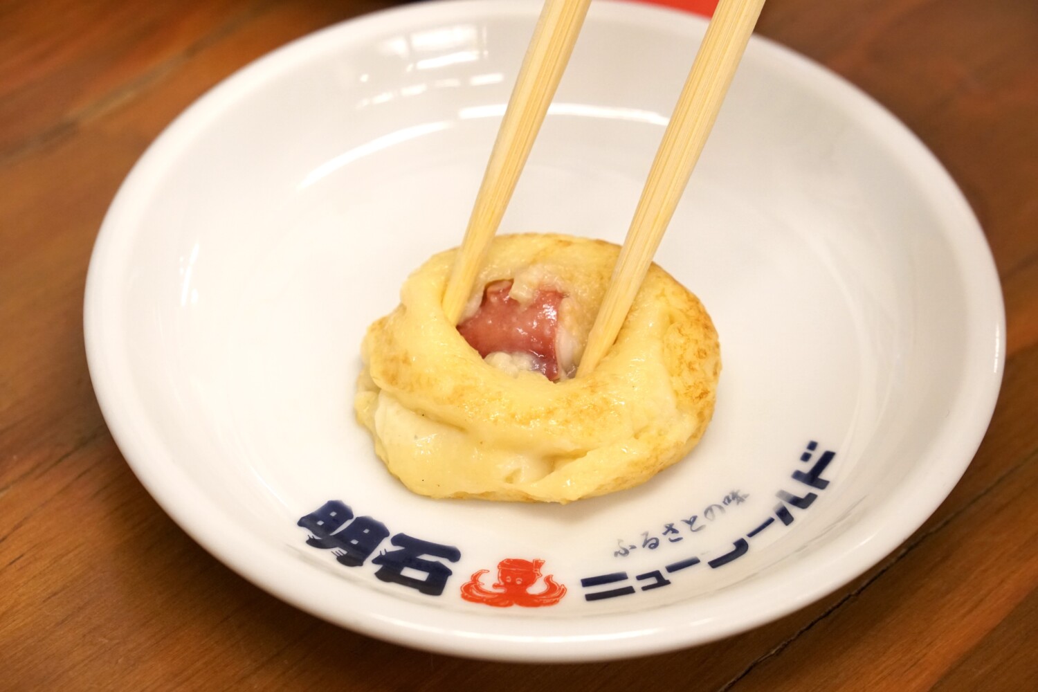 明石市の名物であるマダコが入っています