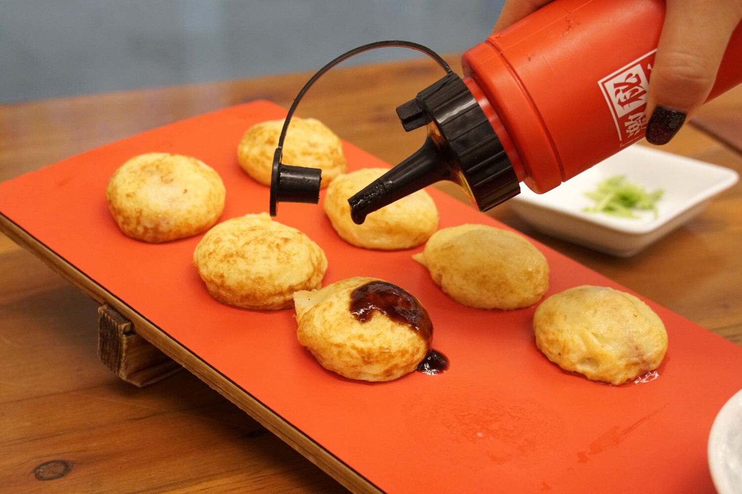 どろソースは、ウスターソースよりもコク深く、ピリッとした辛さもあるため、味にアクセントがほしいという方におすすめ