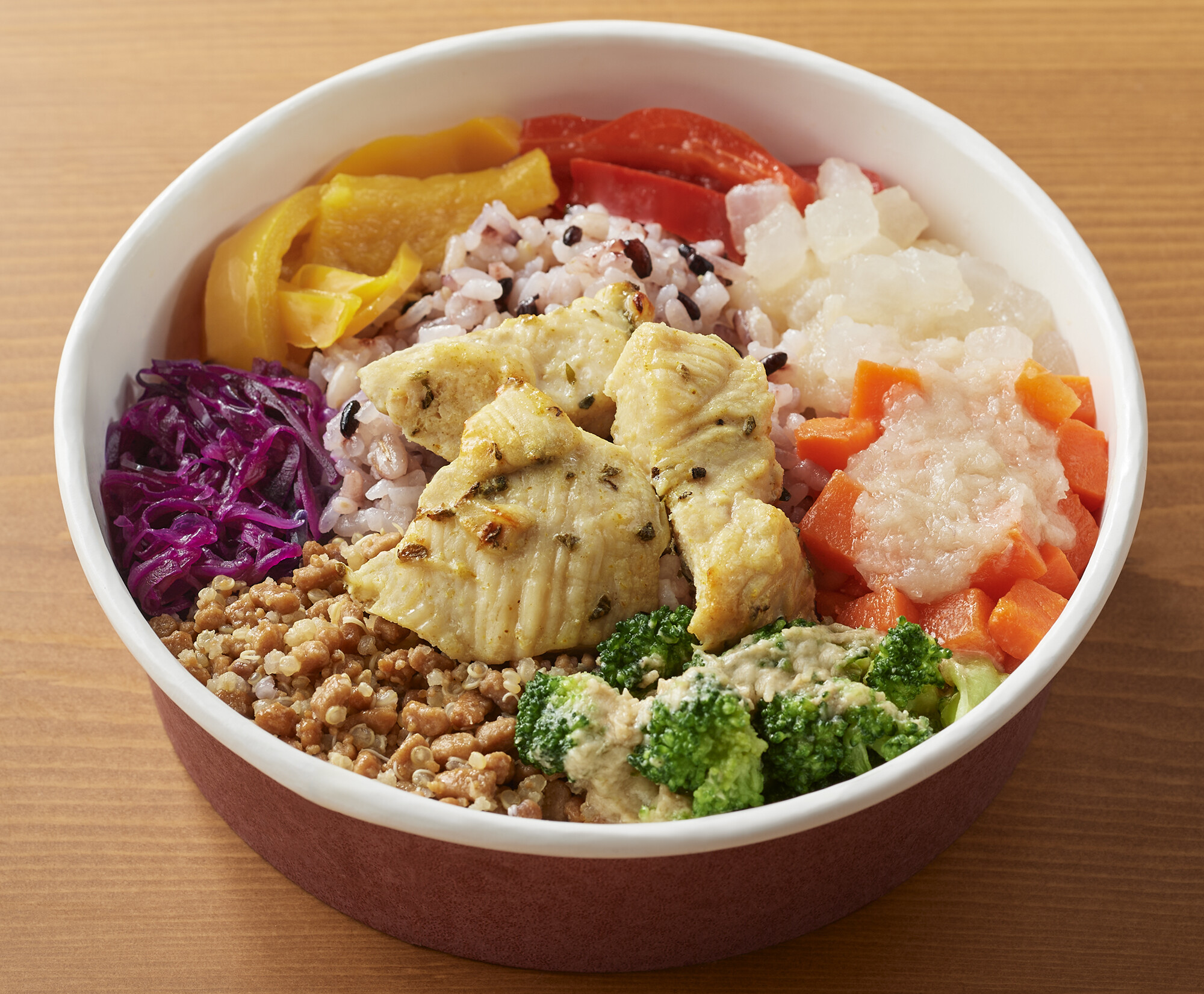 １／３日分の野菜を使った雑穀ごはん　スパイスチキンと彩りサラダ