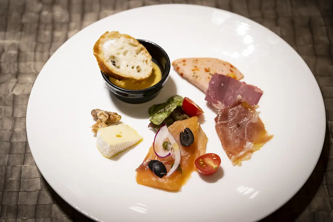 How to Enjoy a Hotel Buffet Like a Pro: Smart Tips for Food, Plating & Drinks