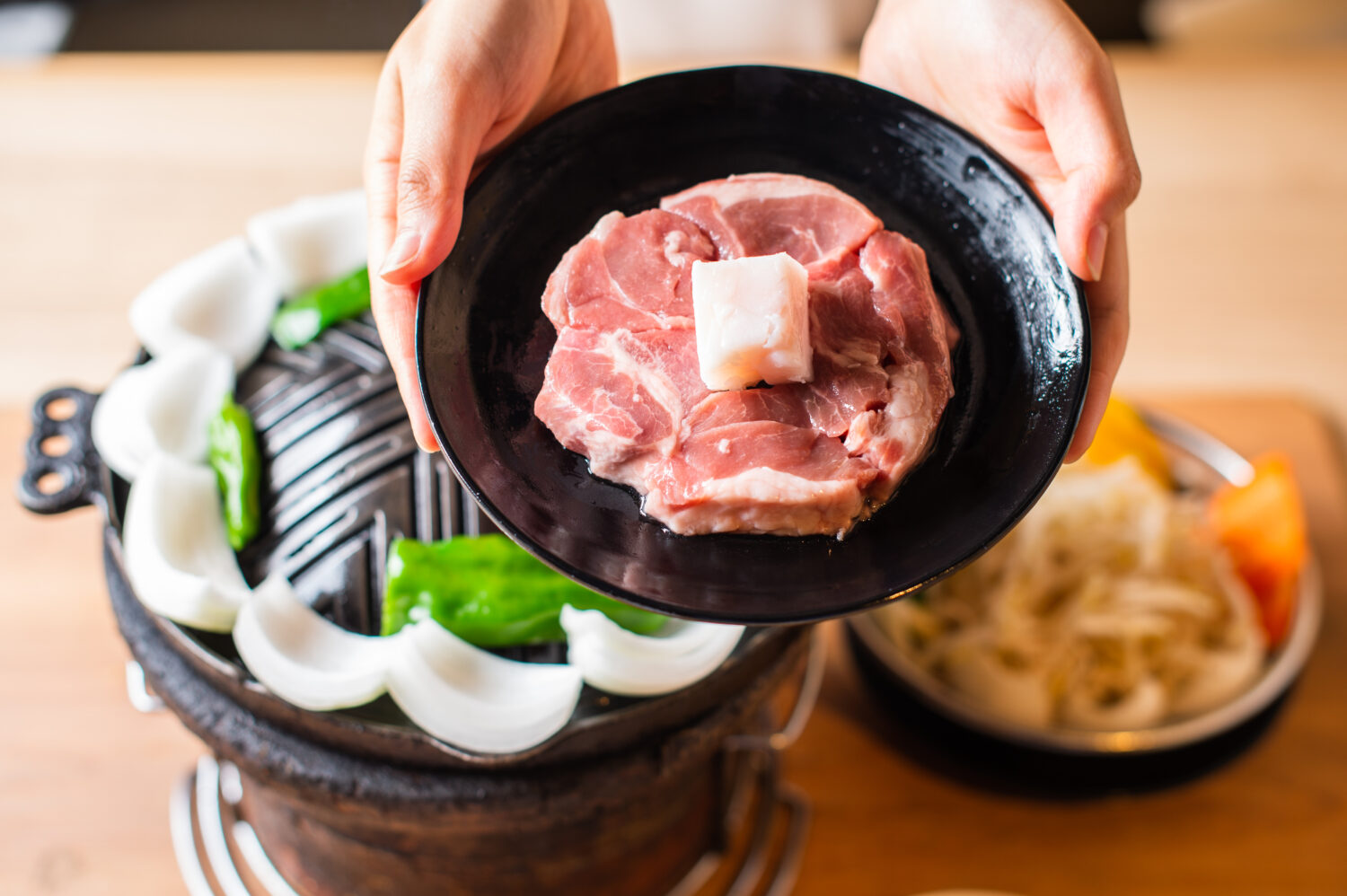 【成吉思汗烤羊肉吃法全攻略】原味生肉＋调味肉的完美搭配！附图解教学