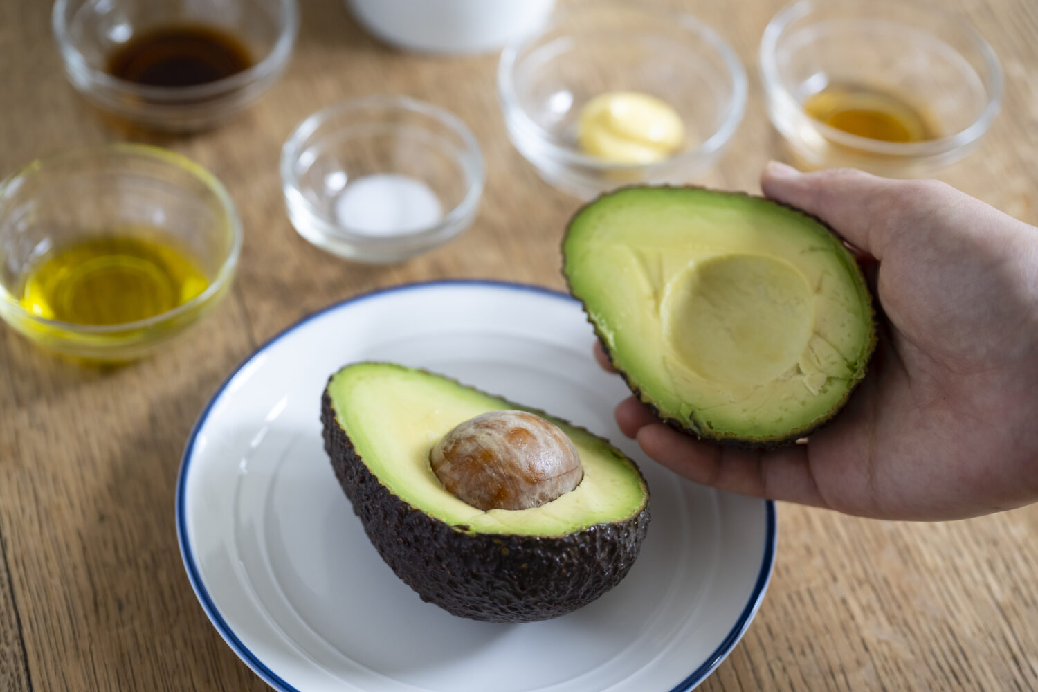 How to Eat an Avocado with Just a Spoon and Soy Sauce – No Mess, No Waste!