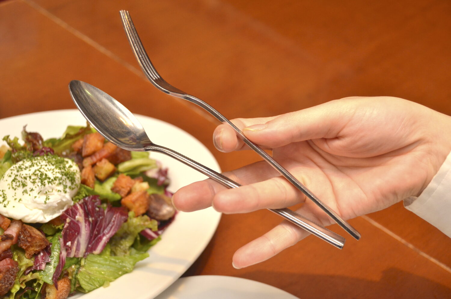 How to Serve Salad Gracefully Like a Pro: Spoon & Fork Technique Explained