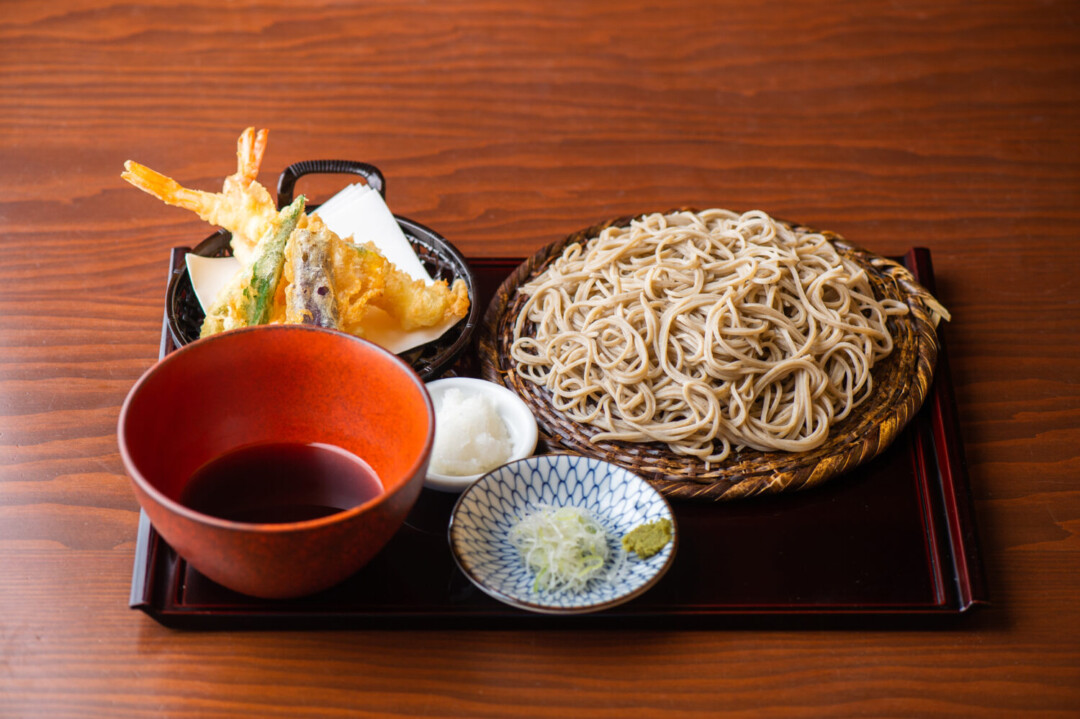 【日本美食指南】手打荞麦面的正确吃法｜蘸酱顺序、配料处理一次搞懂！