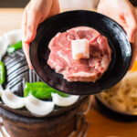 【成吉思汗烤羊肉吃法全攻略】原味生肉＋调味肉的完美搭配！附图解教学