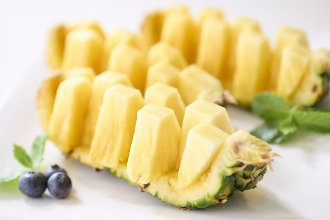 菠萝切法全图解|教你轻松切出果盘级别的摆盘造型!
