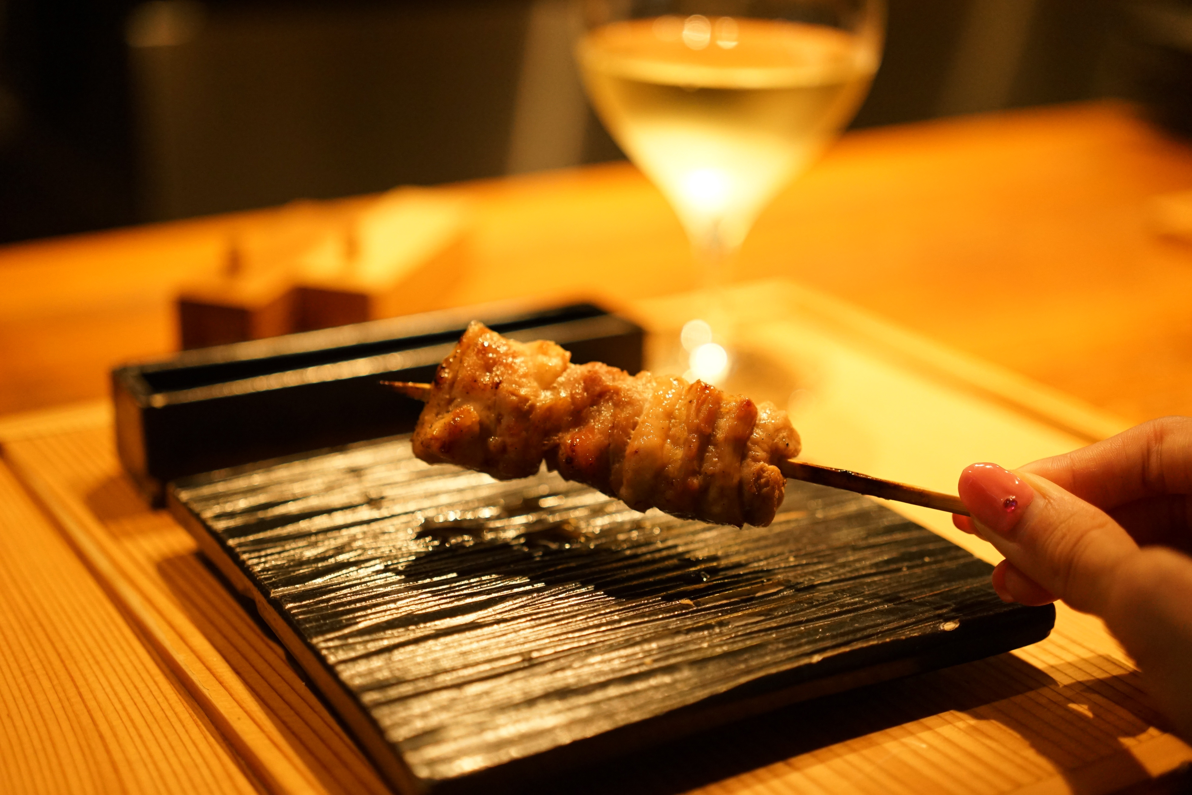 【东京烤鸡串攻略】在「とり口」吧台享受极致串烧套餐｜信玄鸡・名物乌鱼子与蛋全体验