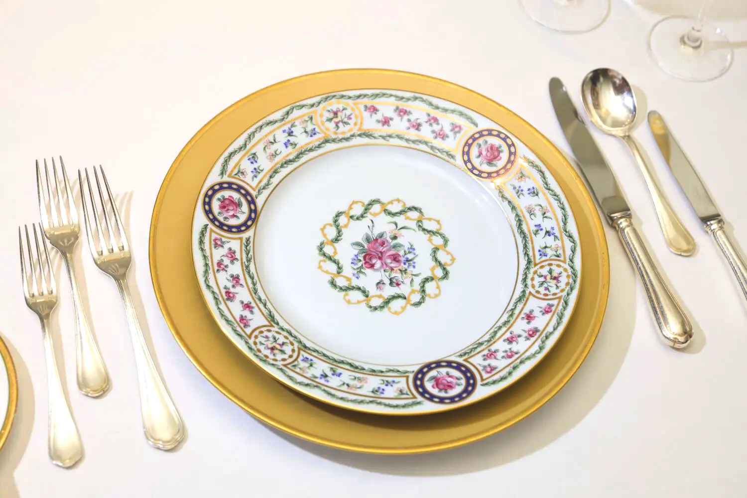 Ultimate Guide to Fine Dining Etiquette: How to Navigate a Full-Course Meal with Grace