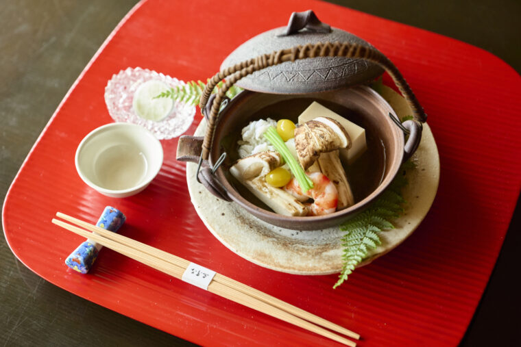 【日本美食推薦】土瓶蒸的美味吃法 | 品嚐松茸前，先用小杯子享用高湯才是真正吃法！