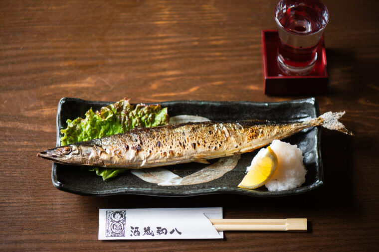 【日本美食推薦】鹽烤秋刀魚的美味吃法 | 切開背部，夾入蘿蔔泥！