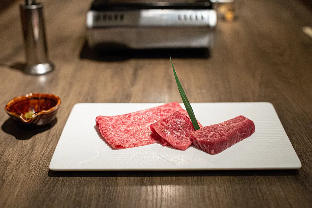 【日本必吃美食】高級燒肉的美味吃法 | 享受「Ushigoro貫」國產A5黑毛和牛頂級燒肉與日本酒的完美搭配